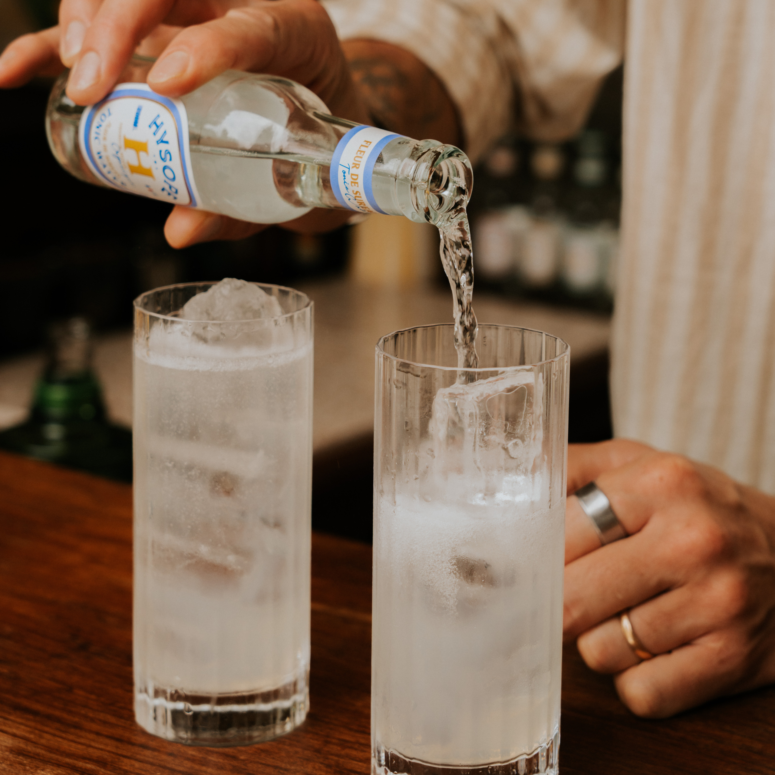 Topping du Tonic Water Fleur de Sureau Hysope dans le cocktail Tom Collins