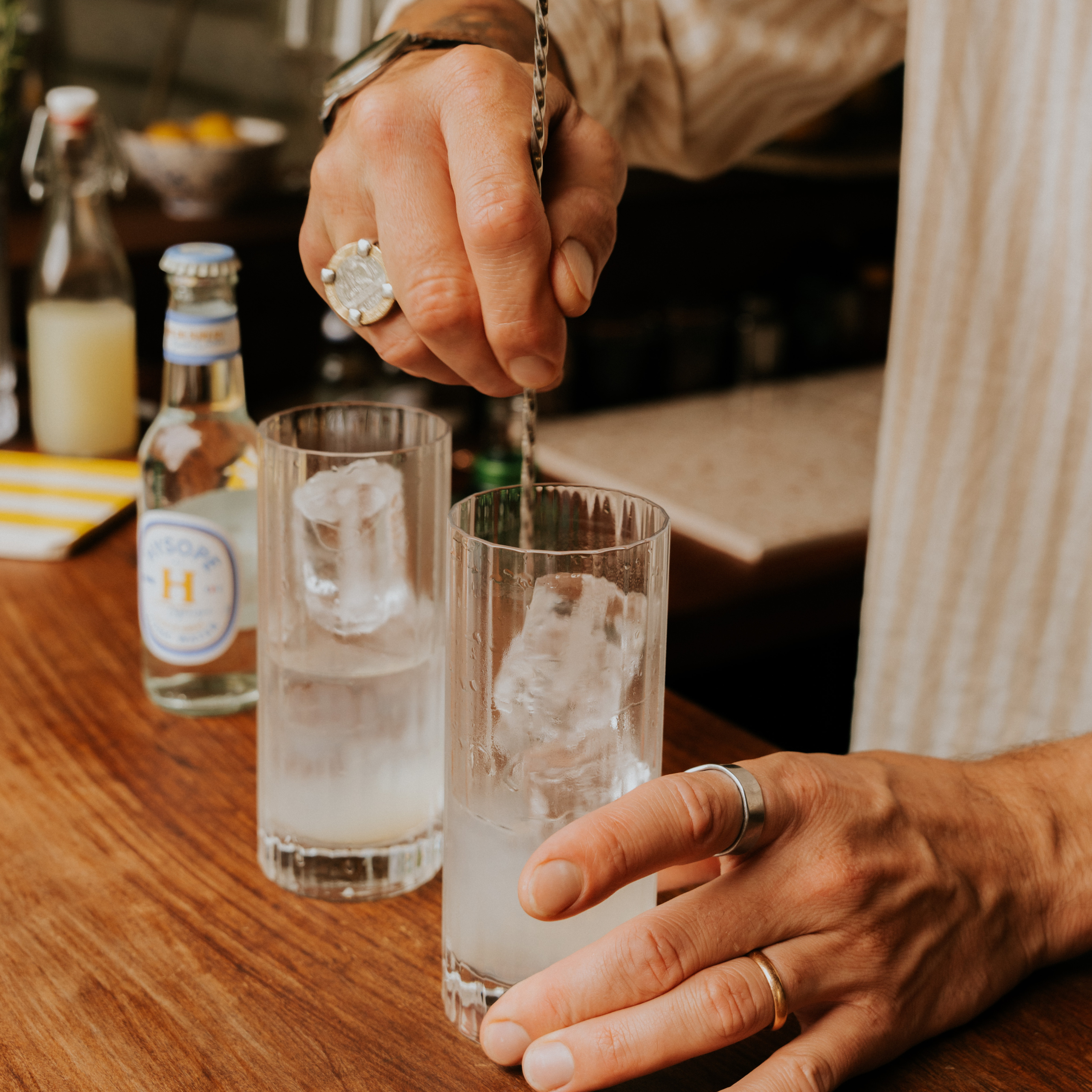 Préparation du Tom Collins avec le Tonic Water Fleur de Sureau Hysope