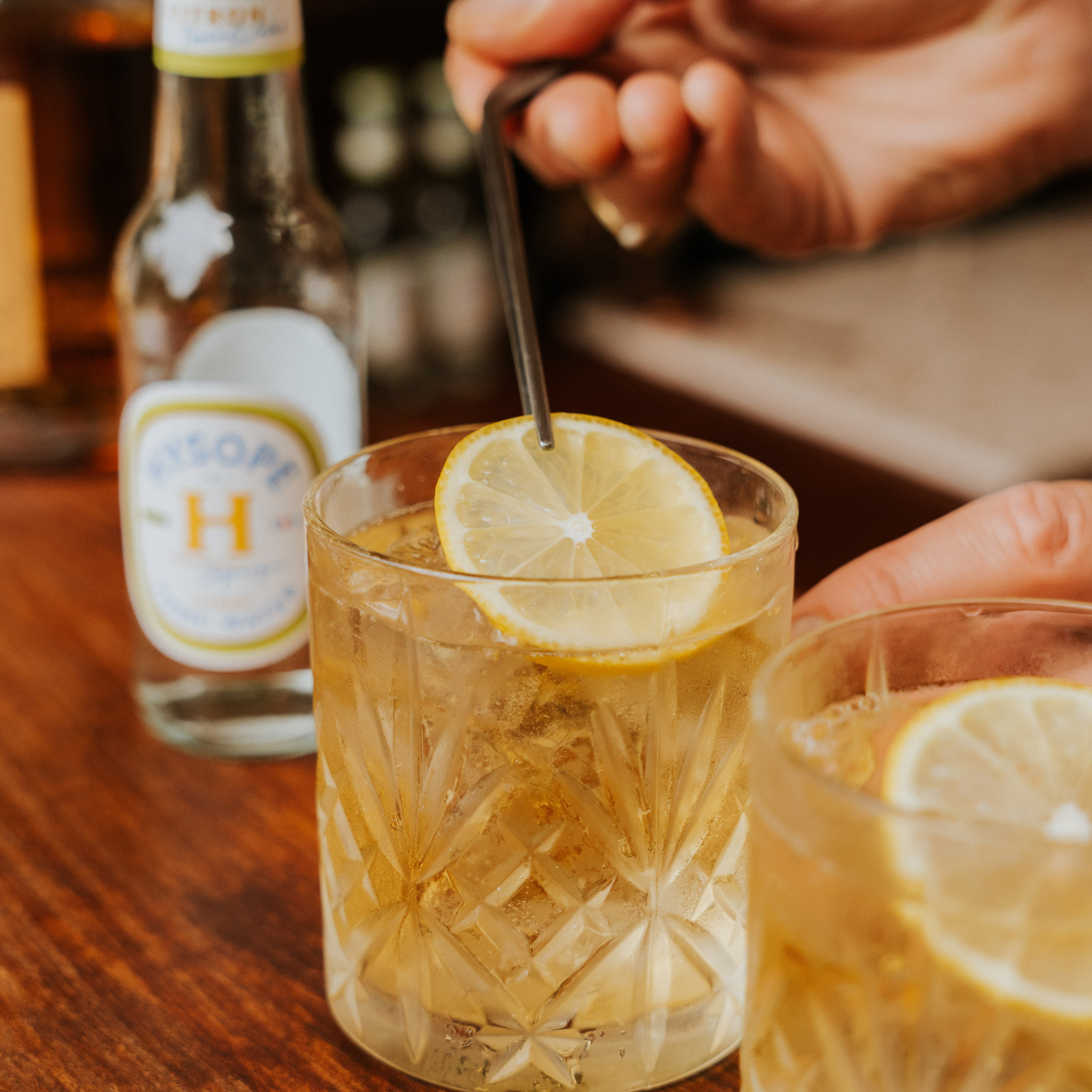 Garnish du cocktail Whisky Tonic réalisé avec du whisky Monkey et du Tonic Water Citron Hysope