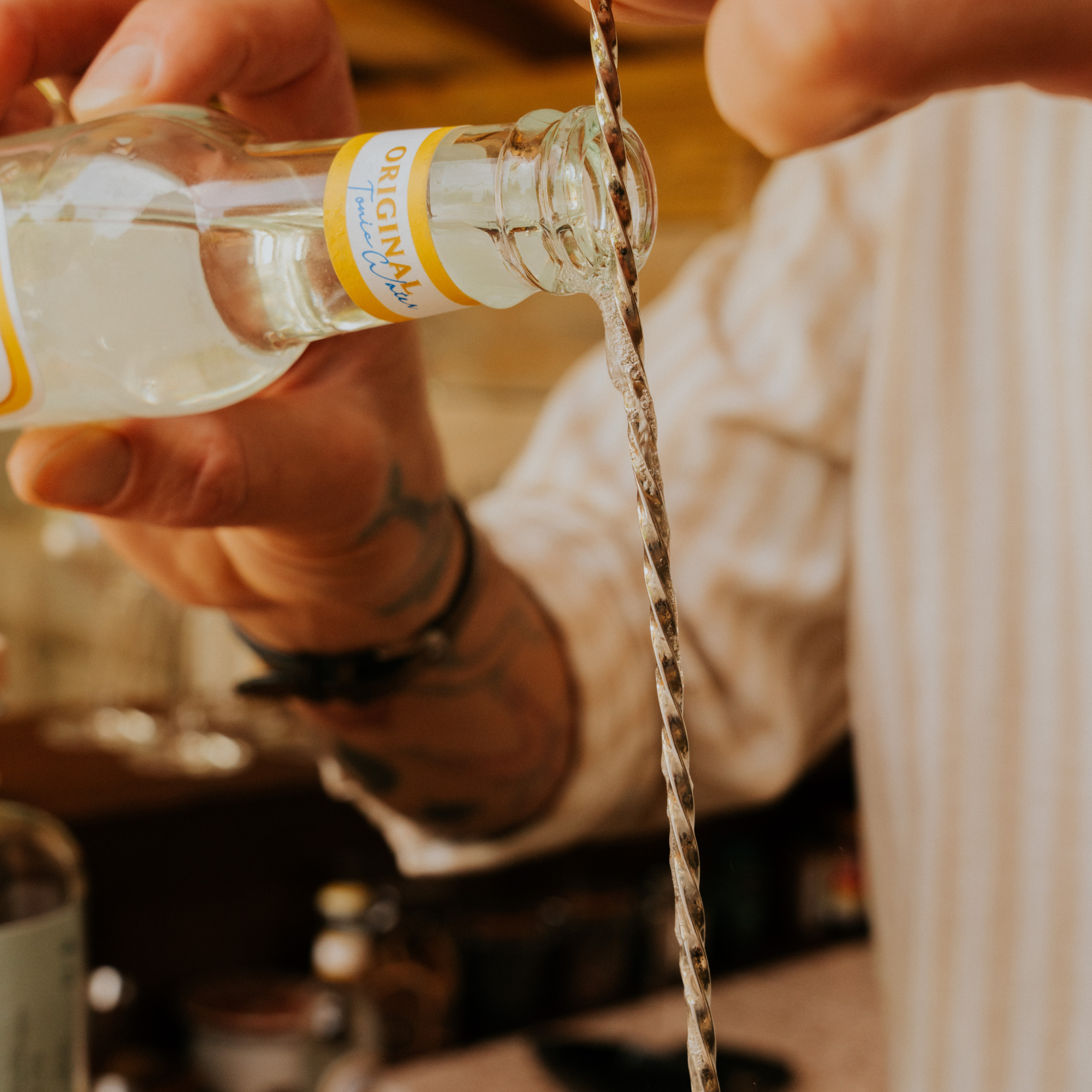 Zoom sur la verse du Tonic Water Original Hysope pour terminer le cocktail signature Amaretto Martini