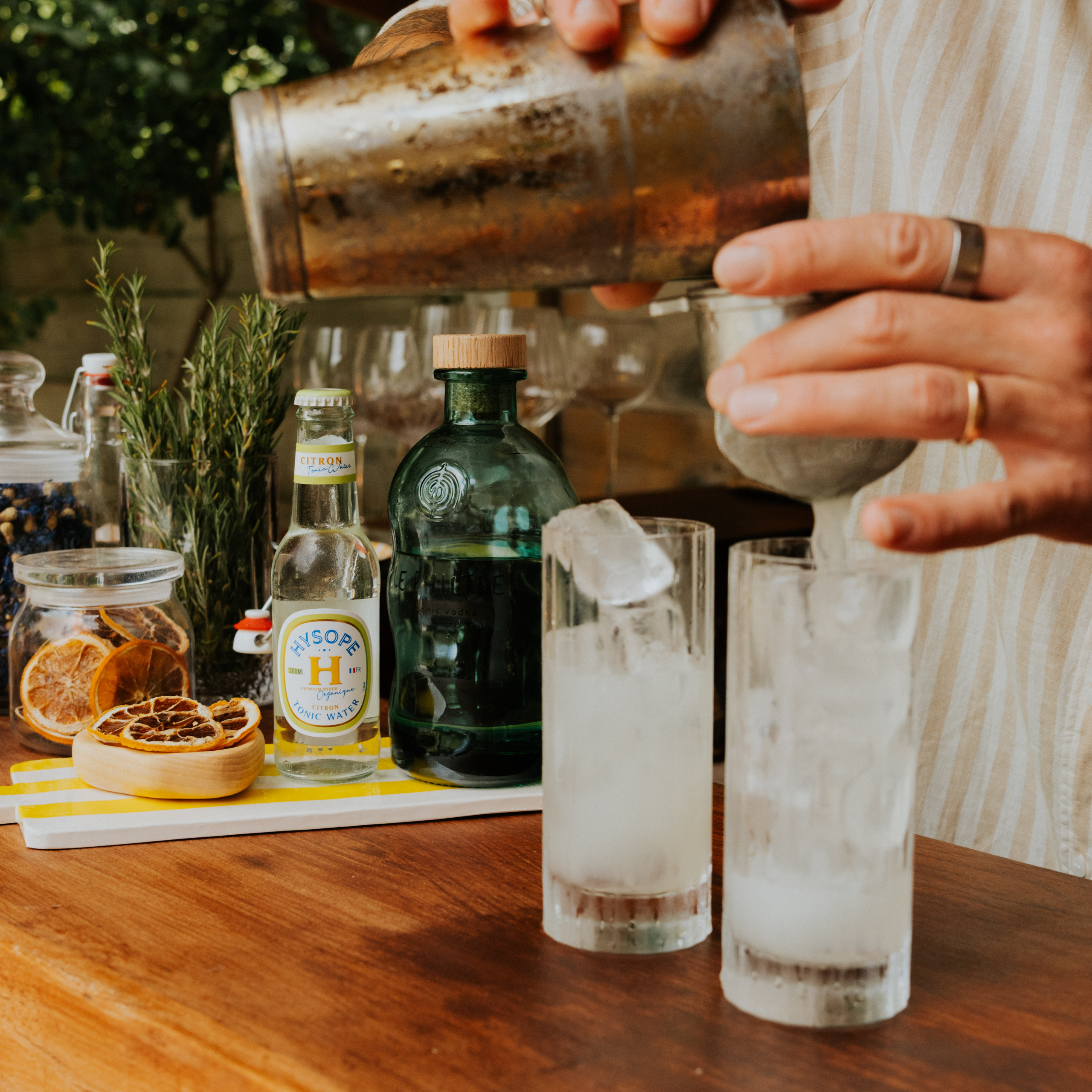 Réalisation du cocktail le Philtre d'Amour avec la vodka française Le Philtre et le Tonic Water Citron Hysope