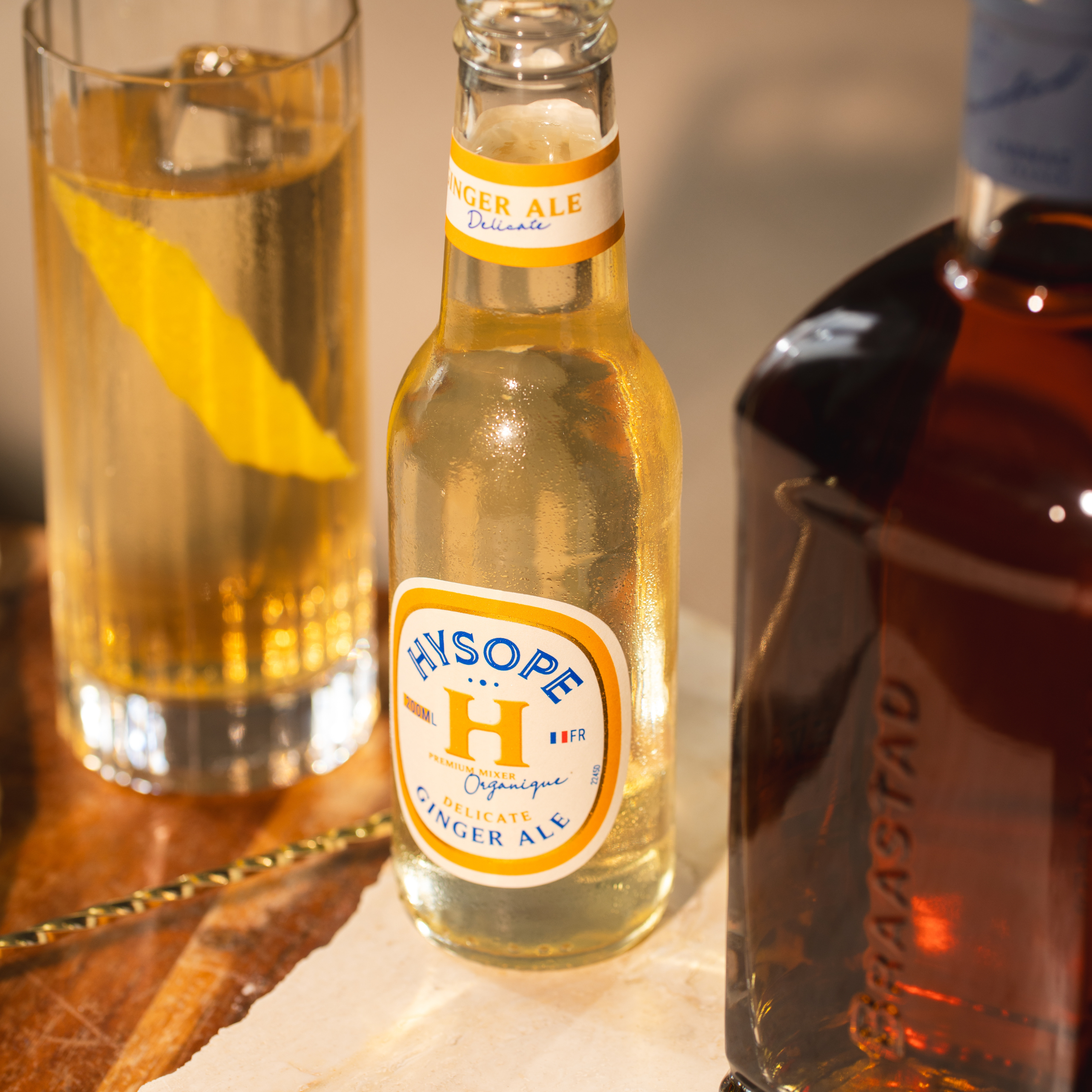 Zoom sur la Ginger Ale Délicate dans le cocktail Horse's Neck revisité avec le cognac Braastad