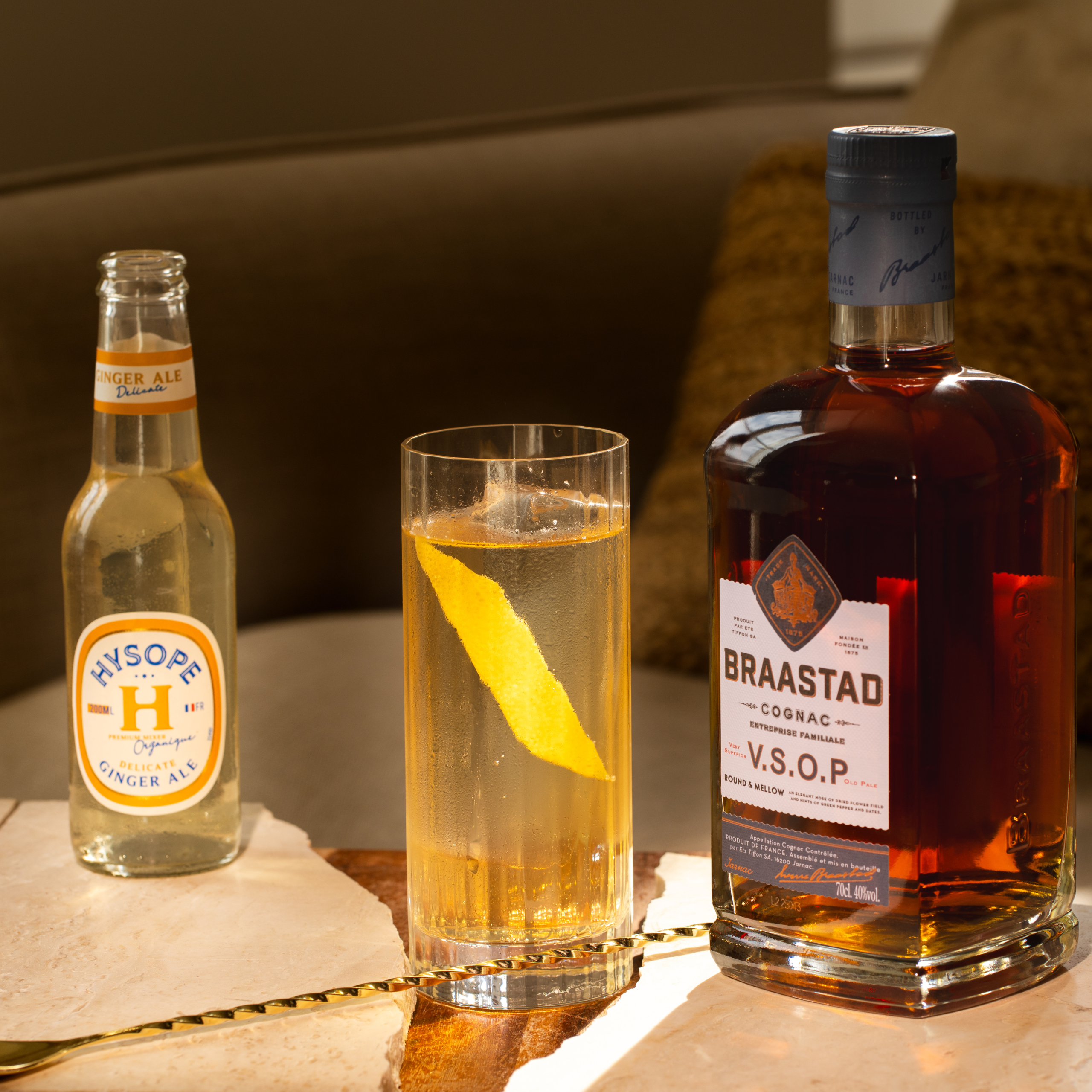 Cocktail Horse's neck, historiquement avec du brandy, revisité avec le cognac Braastad et la Ginger Ale Délicate Hysope