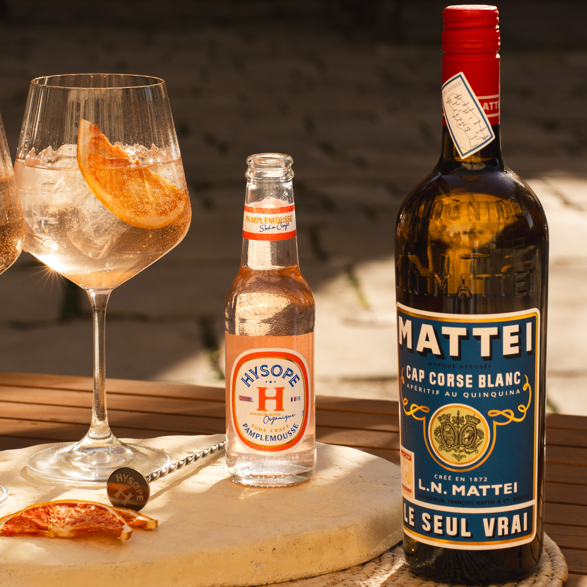 Le Cap' Pamp, un cocktail frais et fruité à base de Cap Corse Mattei blanc et de Soda Craft Pamplemousse Hysope