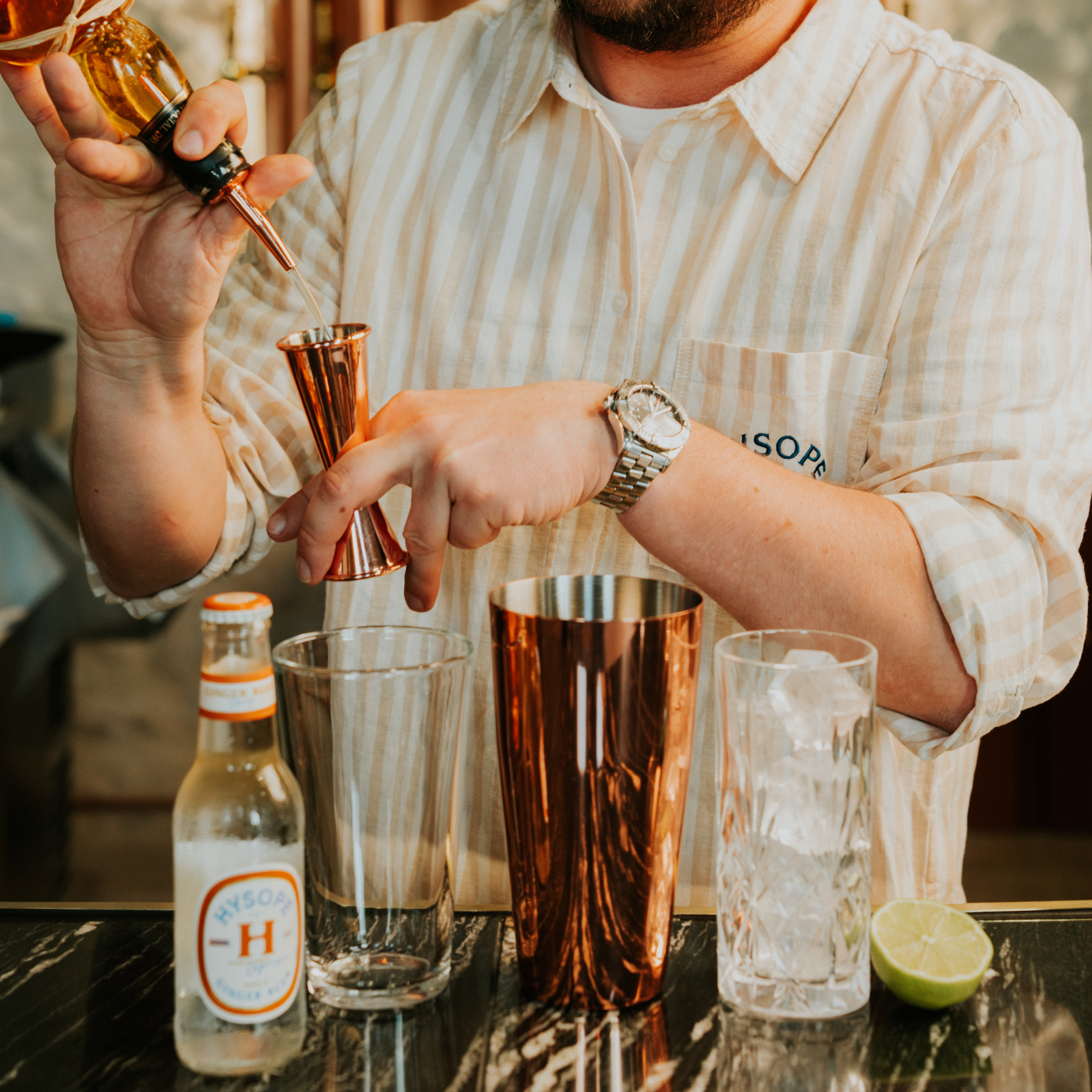 Dans un dark and stormy on ajoute le rhum Planteray après avoir versé la Ginger Beer Spicy Hysope.