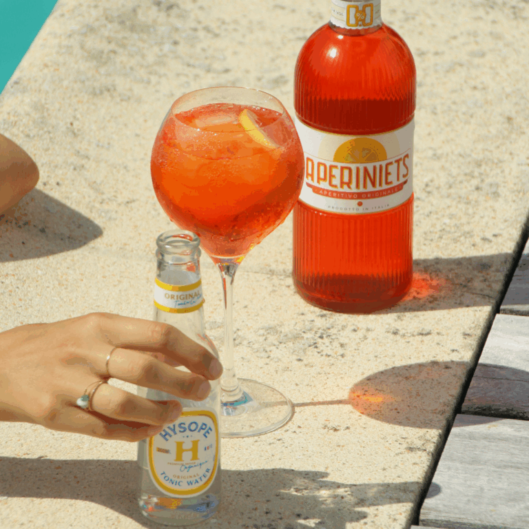 L'iconique spritz en version sans alcool avec Aperiniets et Hysope
