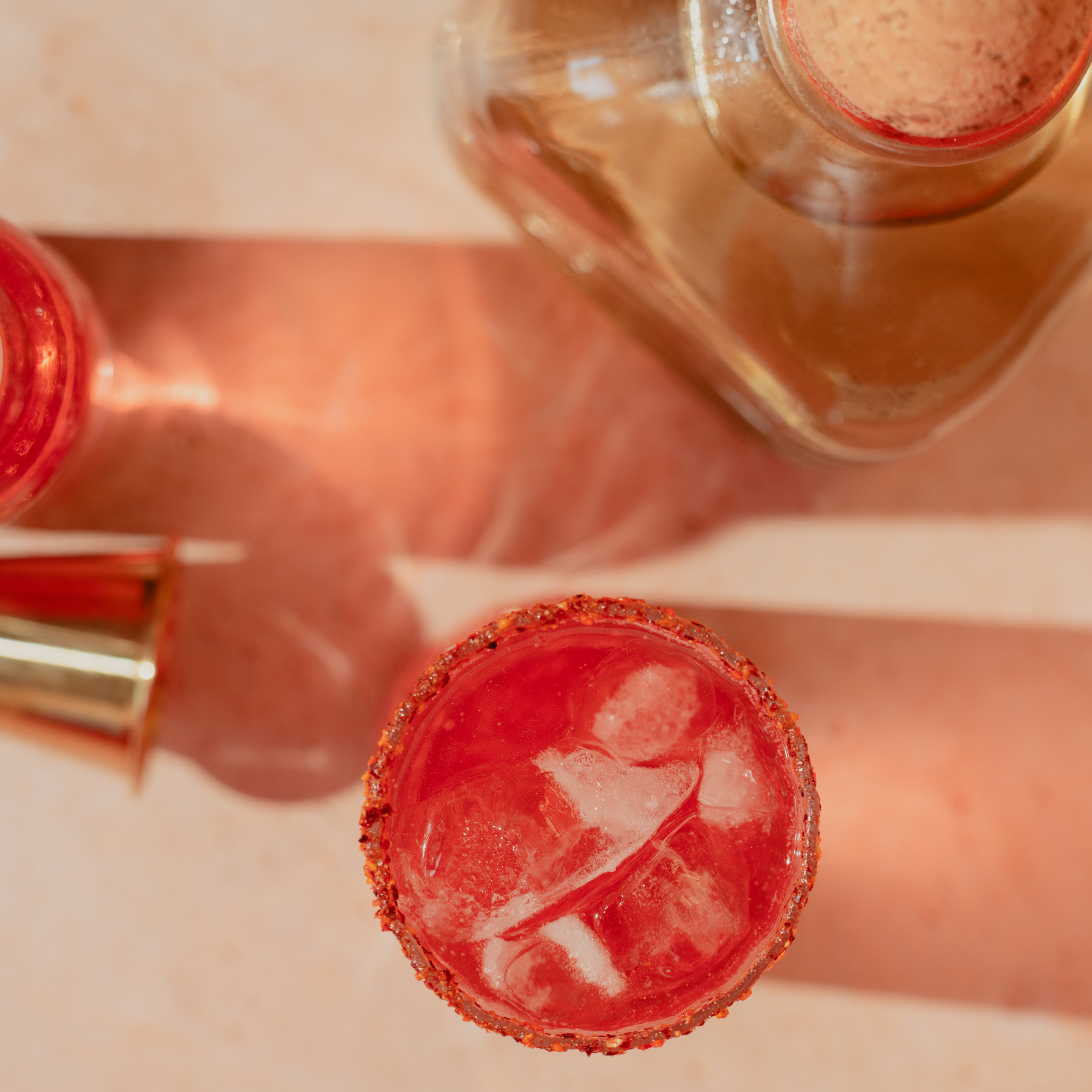 Vue du dessus d'un verre de cocktail Paloma glacé avec bord rimé de sel épicé
